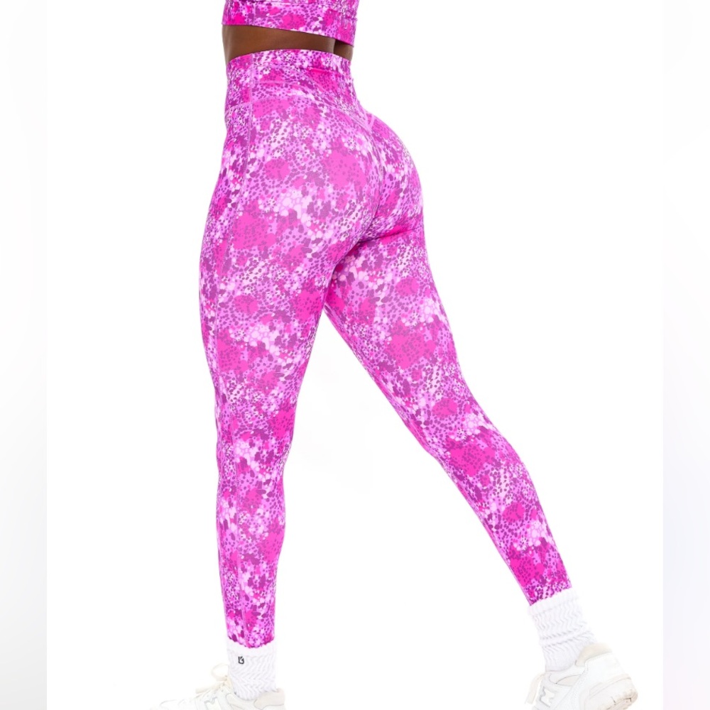 NWOT Buff Bunny Legacy “pink fashun” print leggings!